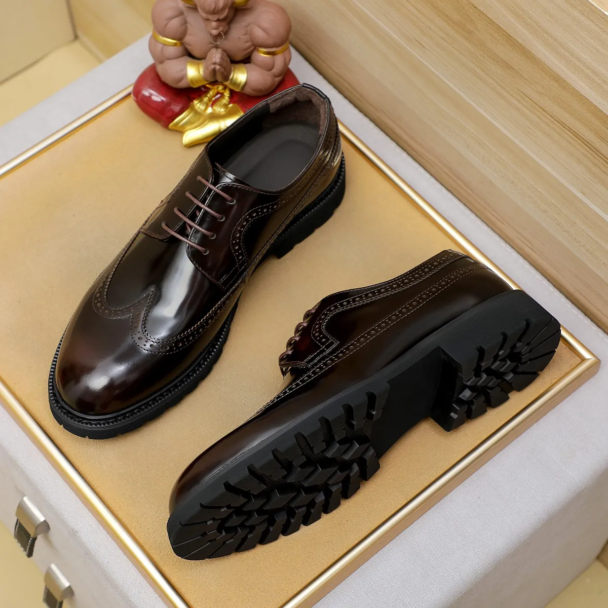 Men's shoes 💰620 💰 Louis Vuitton LV ® Autumn and Winter 🆕 models 🔛Full shoe counter First layer cowhide, 🐂leather lined casual shoes for men, super soft outsole, essential for driving. Counter synchronized original first layer cowhide completely 1:1 mold customization 🌹Top version, 2 colors available! Number: 38-45 (37.46. Customized)